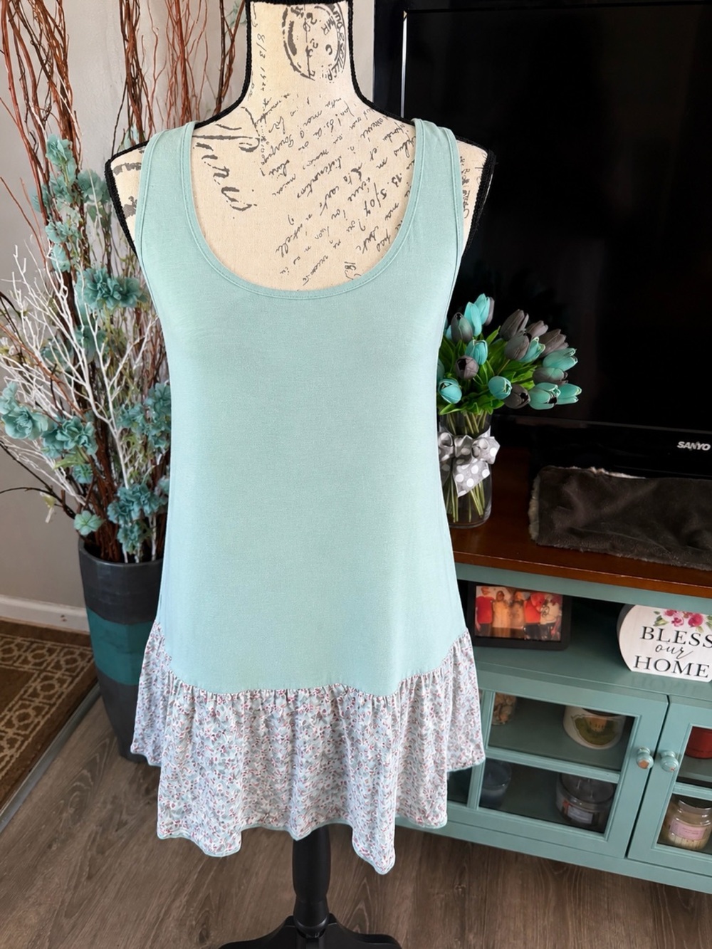 Umgee Mint Scoop Neck Tank Top with Floral Hem Size Small